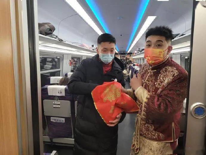 爆料雪天封路内蒙古一新郎坐动车接亲