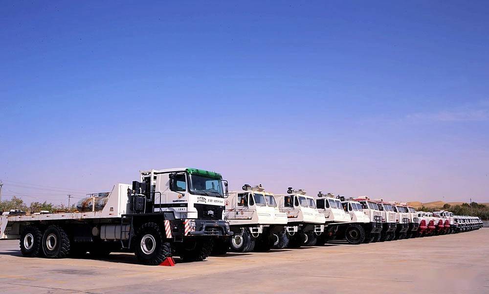 沙漠之舟"石油运输车,没修沙漠公路的时候,直接开在沙漠中的全地形