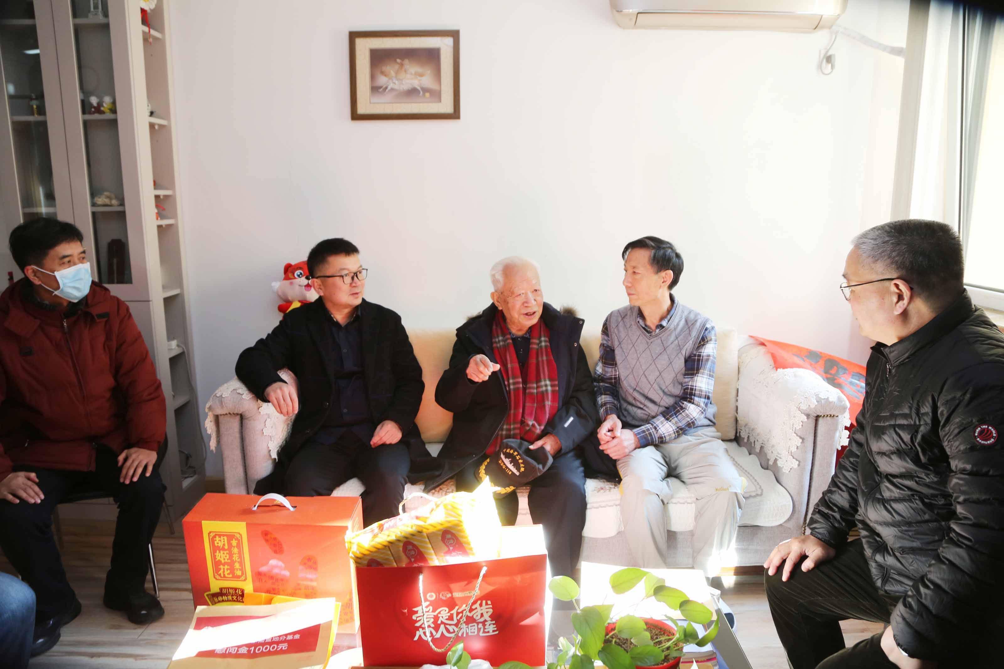 红会搭台,岛城好人接力传递爱心_青岛_慰问_家庭