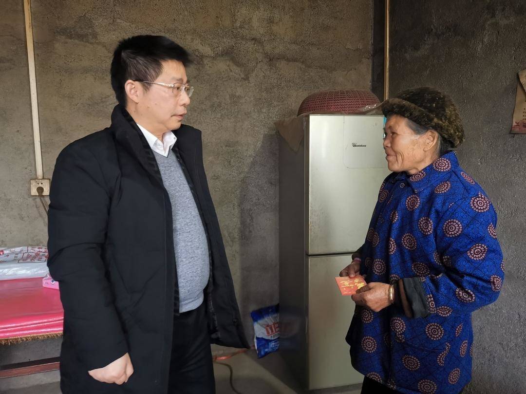 唐德荣一行先后来到退休老干部何祥麟,廖景东,陈加文和抗美援朝复员