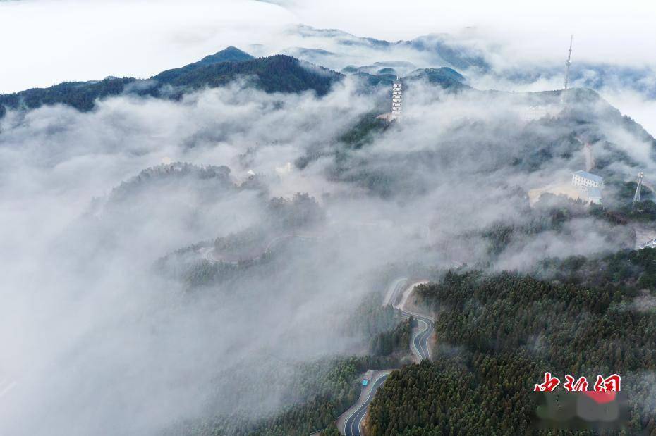 水墨画|航拍江西明月山雨后云雾缭绕 风光旖旎如水墨画