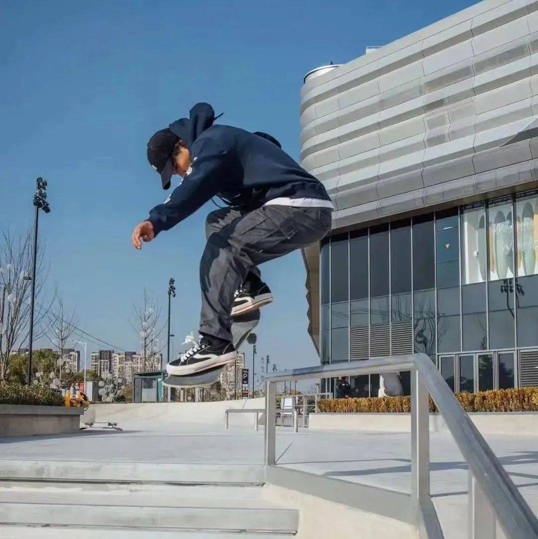 来松江印象城,这个“勇敢者的游戏”,你挑战了吗?_滑板_运动_空间