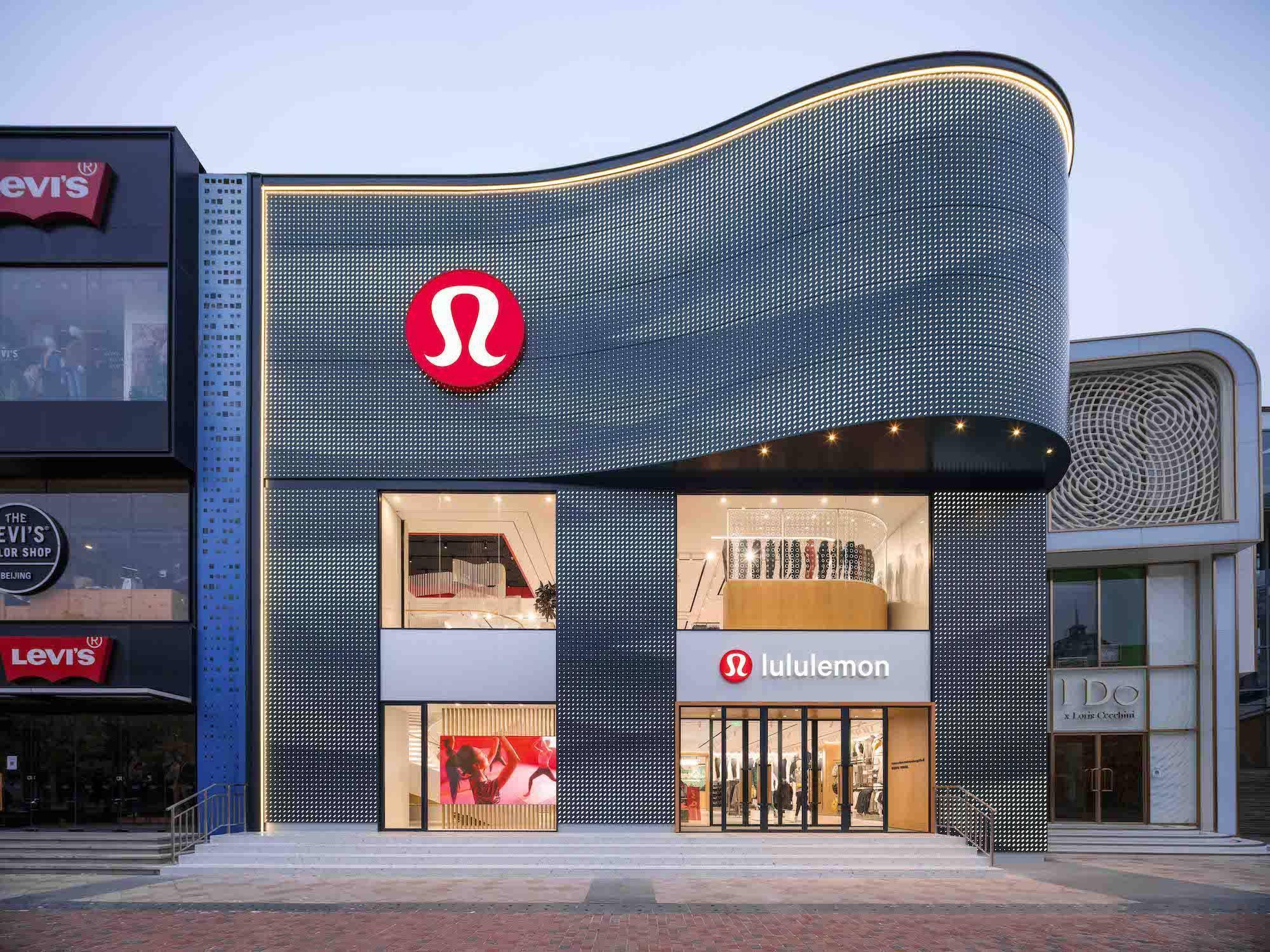 近日,lululemon 北京蓝色港湾新店重磅开业,标志着该品牌在中国大陆