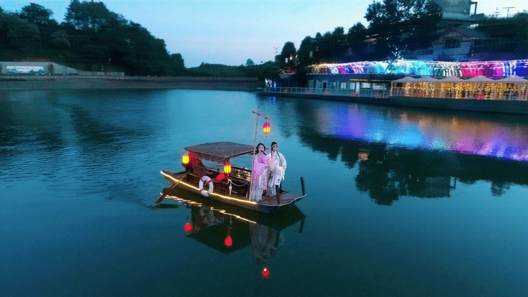 譬如,来高县大雁岭酒都夜宴享受美食,坐拥美景,与朋友把酒言欢,在无限
