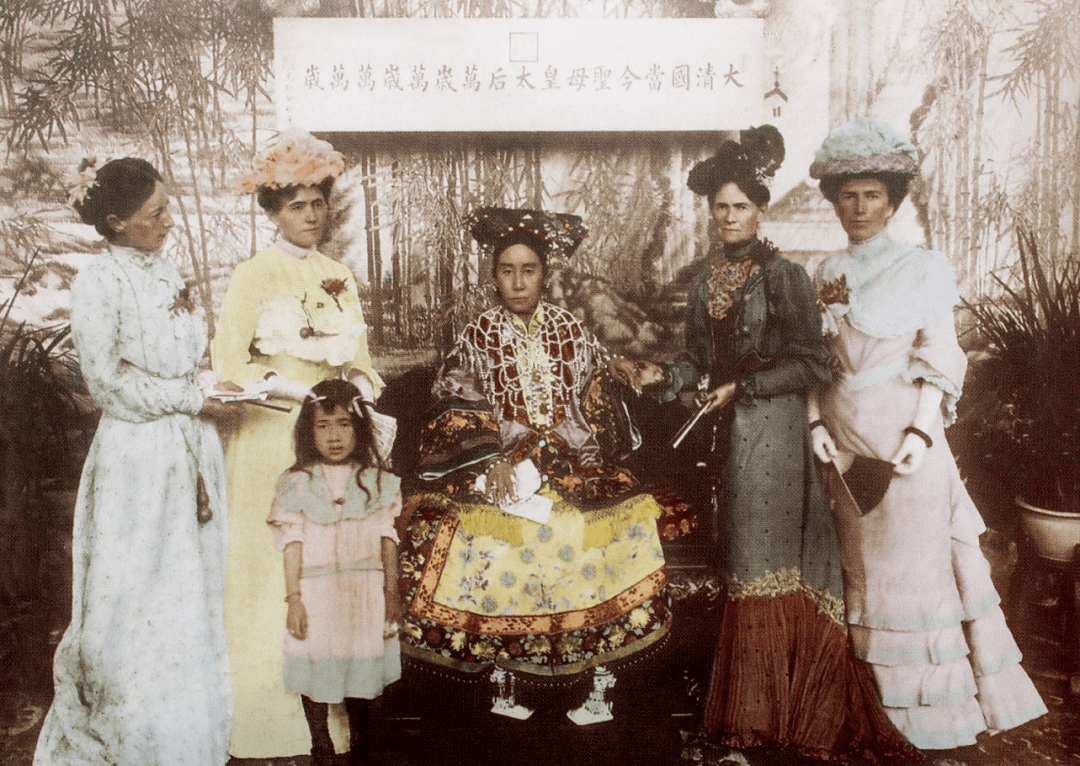 慈禧太后与外国公使夫人合影1903年 慈禧太后与庆亲王女儿等合影1903