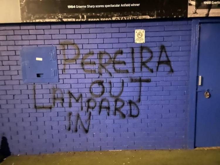 球迷|埃弗顿球迷涂鸦：不要佩雷拉，要兰帕德