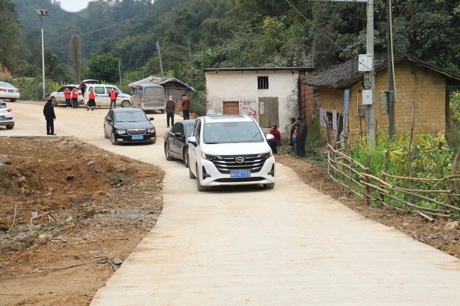 黄泥路变成四级水泥路 粤桂这个条村的农产品走出大山更方便 大玉口镇 群星村 道路