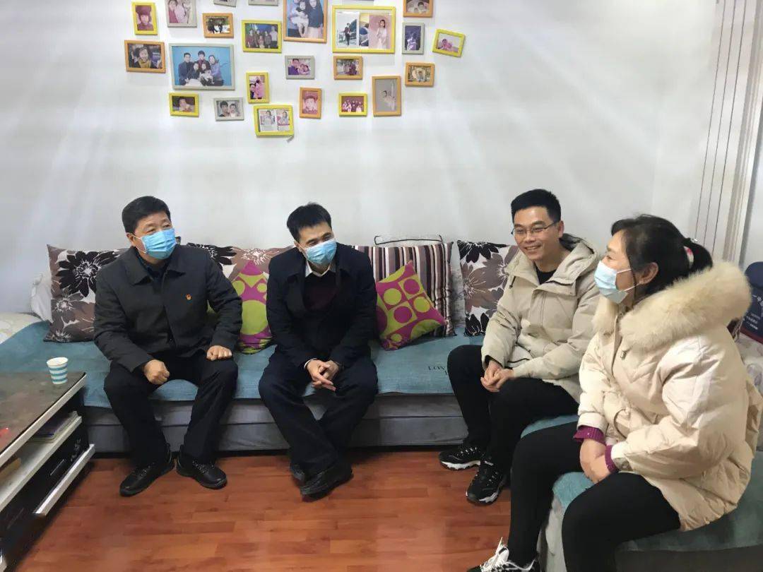 杜小战一行先后到沁阳一中家属院和沁阳二中慰问专家人才代表张岚和申