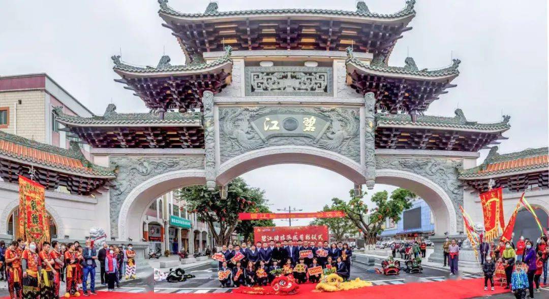 陈村旁一座巨无霸牌坊落成