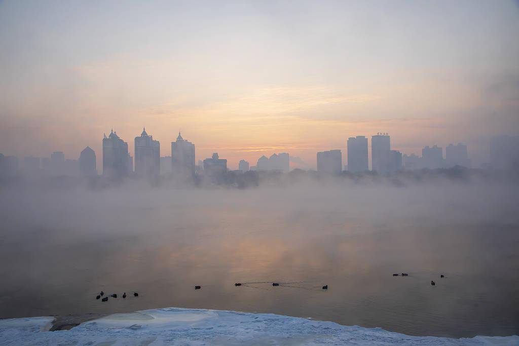 吉林松花江雾气蒸腾两岸建筑若隐若现