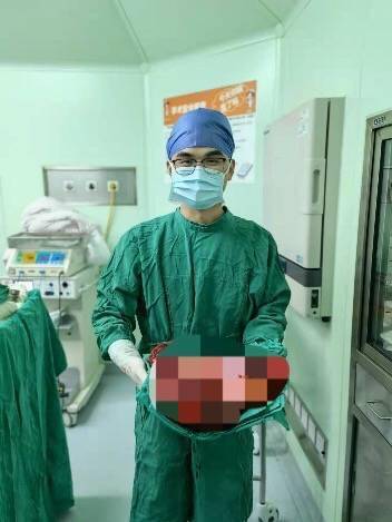 任善成|十斤肿瘤像足球般填满女子腹腔，上海医生不到两小时将之切除