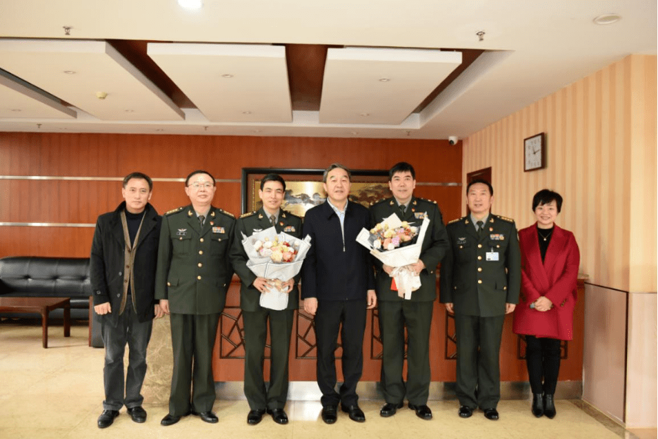 黄明会节前慰问在渝院士和医学专家