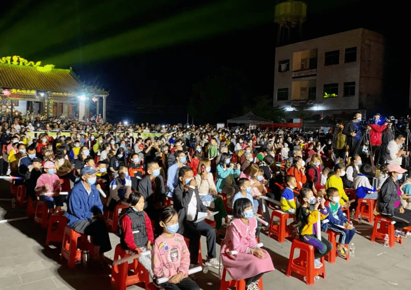 "家住澄迈县瑞溪镇的居民符浩山告诉记者,"村晚"表演很精彩,配套活动