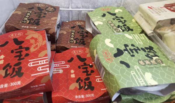 上海人雨天排队买八宝饭！巧克力流心、杨枝甘露...经典网红你pick谁？