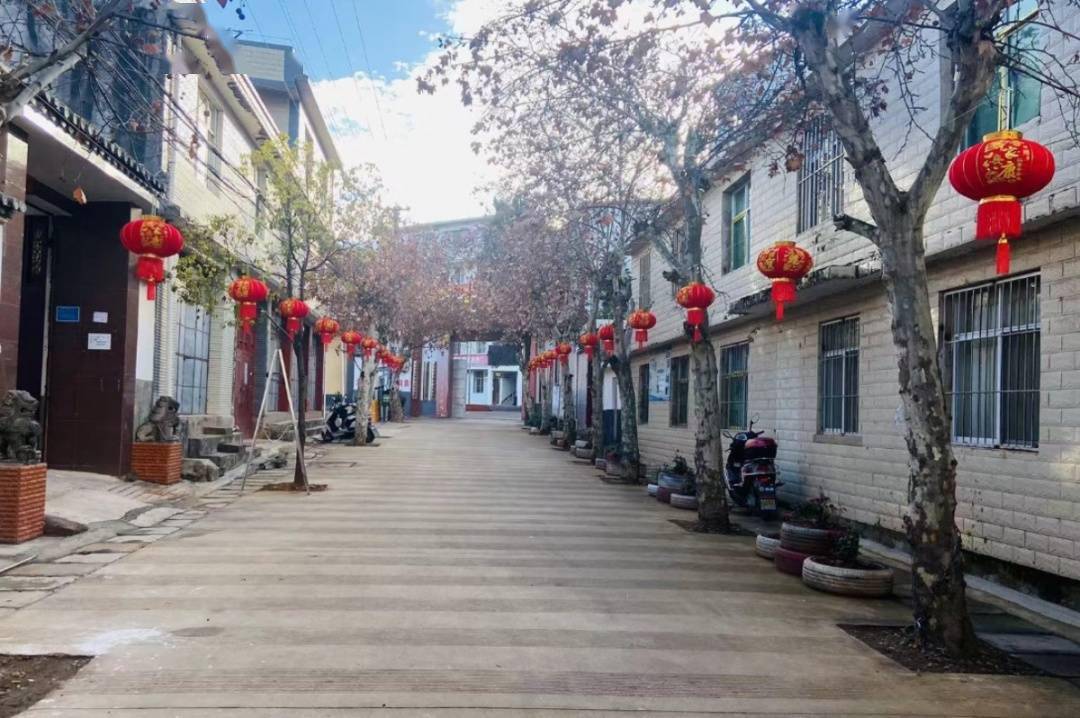 武定县高桥镇大红灯笼高高挂氛围喜庆年味浓