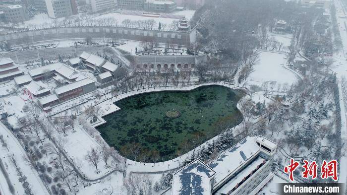 雪景|甘肃平凉民众雪地里寻“冬趣”