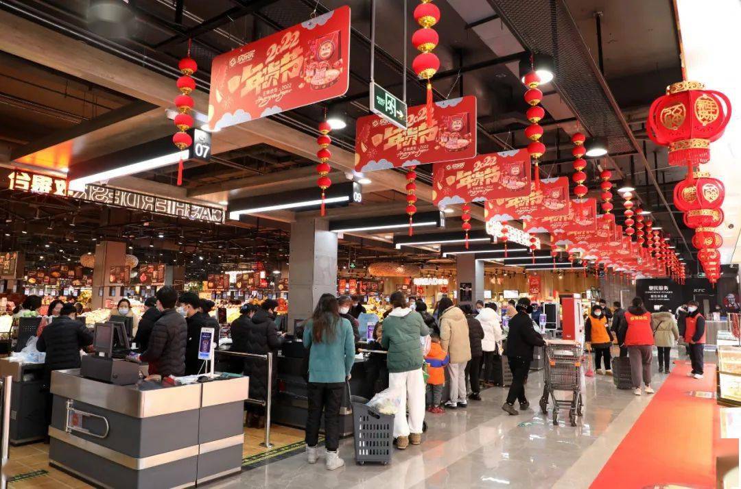 新春走基层现场实拍春节市场供给足年货买卖忙