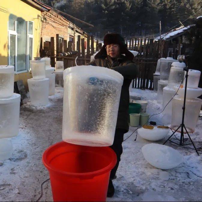 新春走基层林口村民自制近千座冰灯让东北年俗火向全国