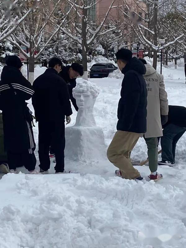 哈尔滨|现在堆雪人都要这么卷了吗？