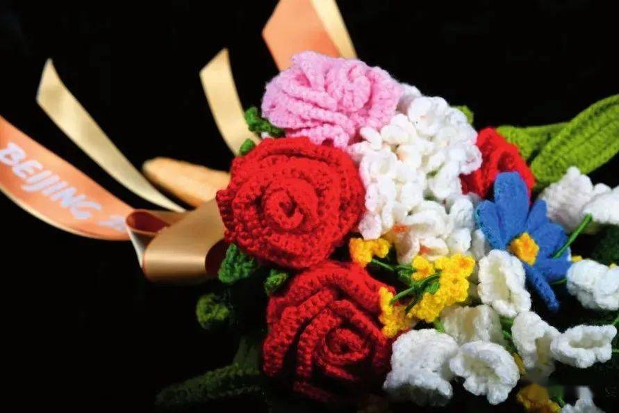 国际奥委会委员萨马兰奇对冬奥颁奖花束产生浓厚兴趣 北京 刘瑞旗 恒源祥