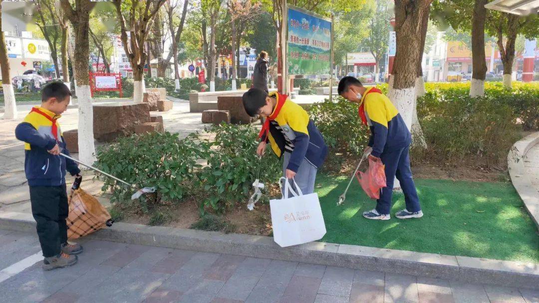 黄山区甘棠小学203班同学组织寒假实践活动我当环卫工人一小时