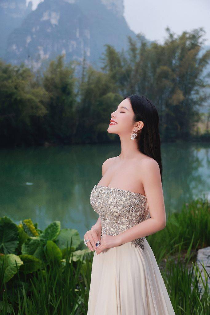 余晚晚拍摄品牌大片展现精英女性独特光芒