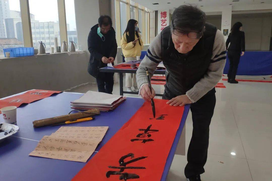 蓝田县文旅体育局在新贸广场举行义写春联活动