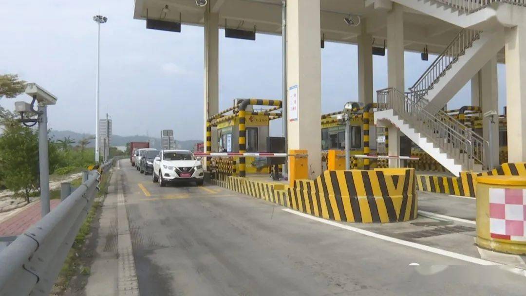 在揭惠高速公路仙桥收费站,记者看到,这里车辆进出顺畅.