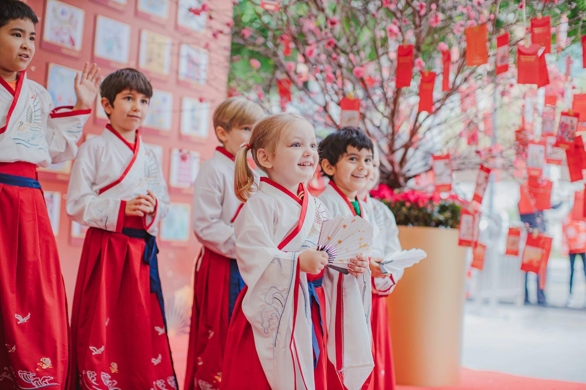 游园、舞狮、品美食……广州外籍师生过欢乐中国年！