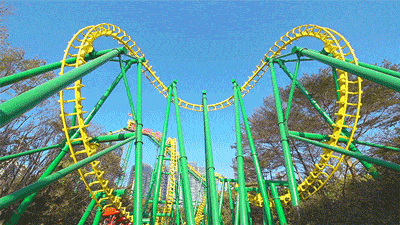 心里就一个想法:当双脚悬空,过山车缓慢移动时# 雪山飞龙 #却能带你