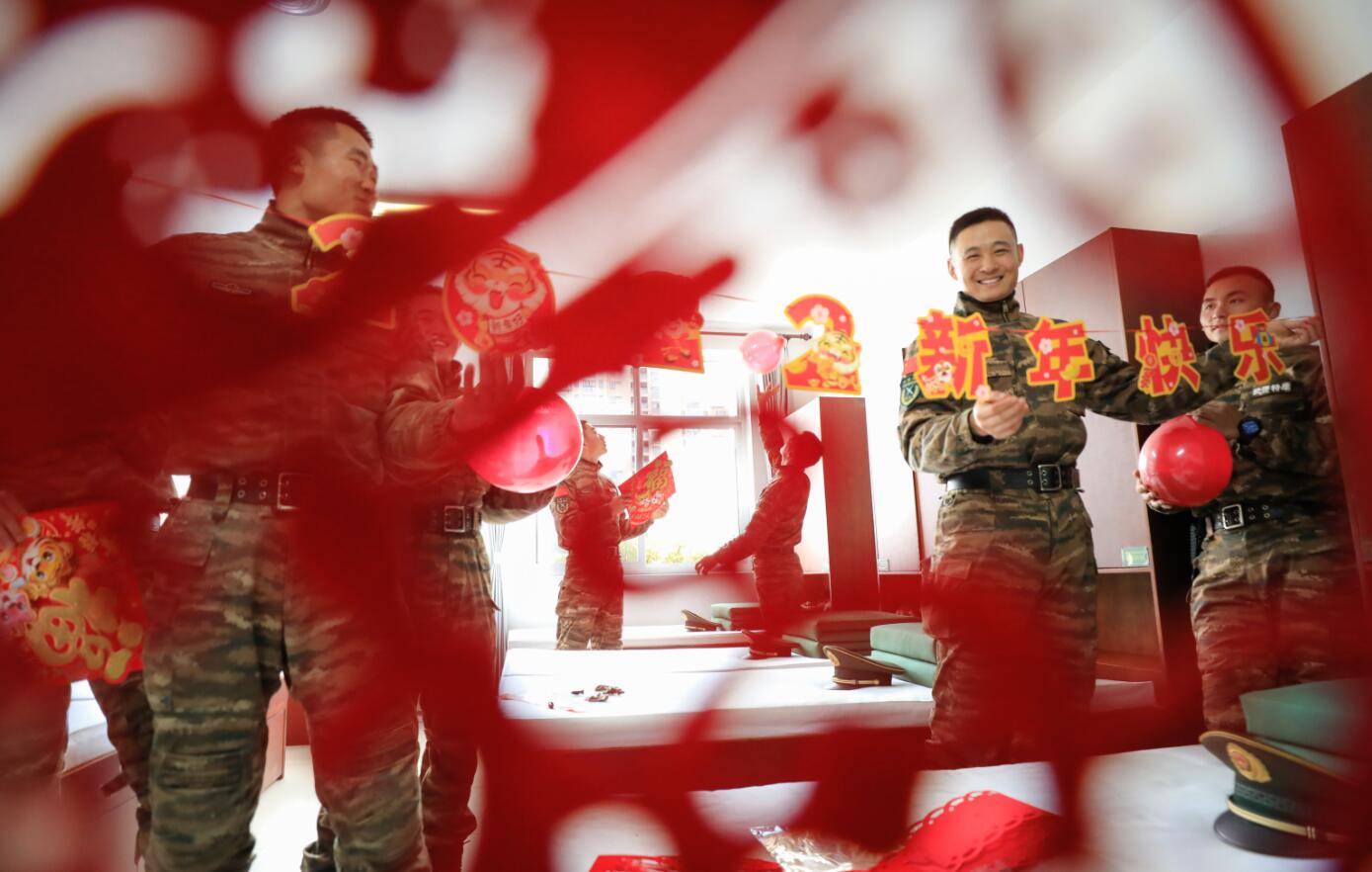武警军营张灯结彩迎新年官兵手写春联饱含对家乡的祝福