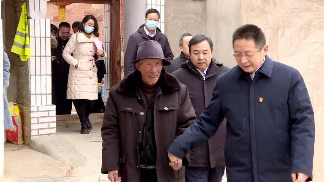 慰问中,洪星在县委书记许树德,县委常委,纪委书记,监委主任王敏的陪同
