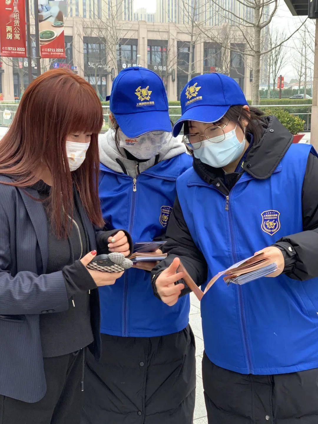 蓝马甲在行动奉贤支队开展商业综合体志愿者活动