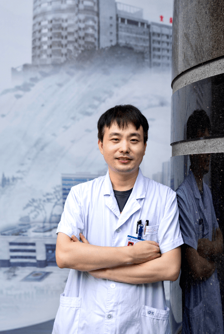 重医二院·聚焦新星丨第45期 张元峰:精进手术,潜心科研 他在医路上