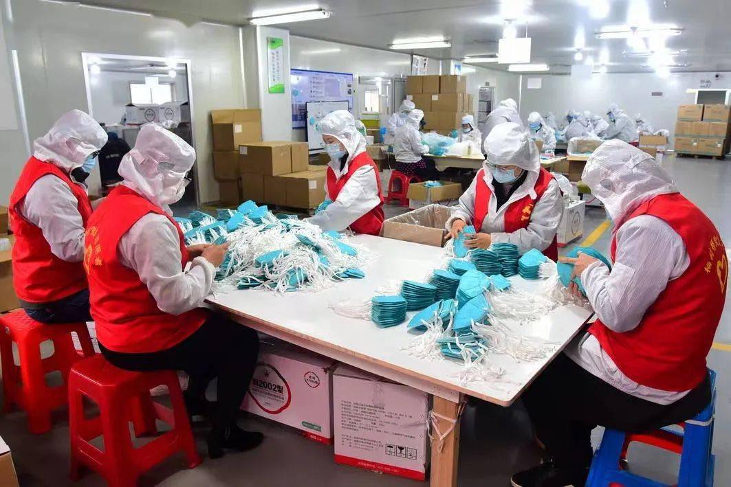 进驻建德市朝美日化有限公司,深入生产车间一线加入口罩整理,包装