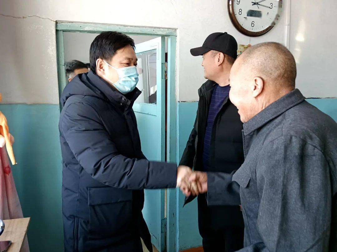 1月29日下午,政府副区长周建军到莲江口镇看望慰问贫困党员,脱贫户