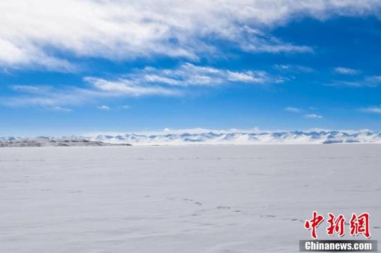 山峰|西藏纳木错湖迎降雪 远山连绵酷似奶油冰激凌