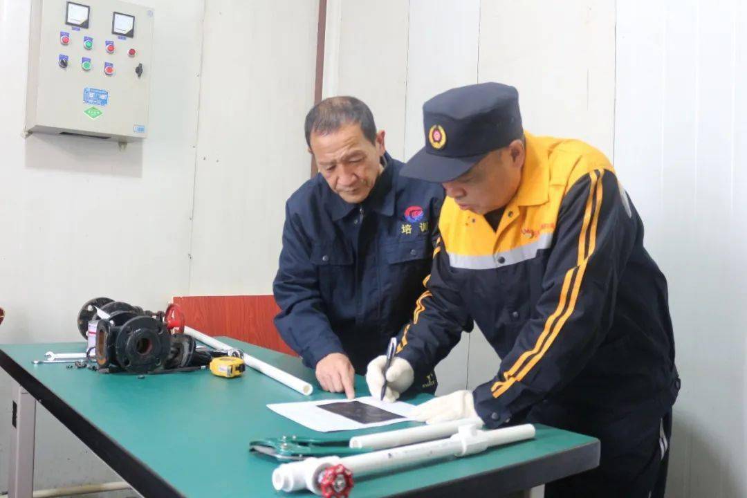 2021年,他考取了集团公司管道工技师职业资格证