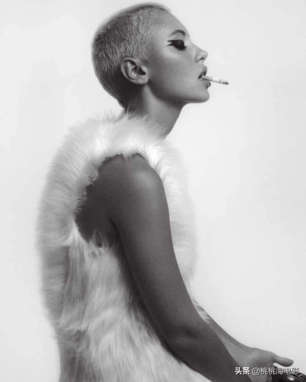 裘花女儿艾瑞丝洛杂志大片金发平头酷女孩外形惹眼