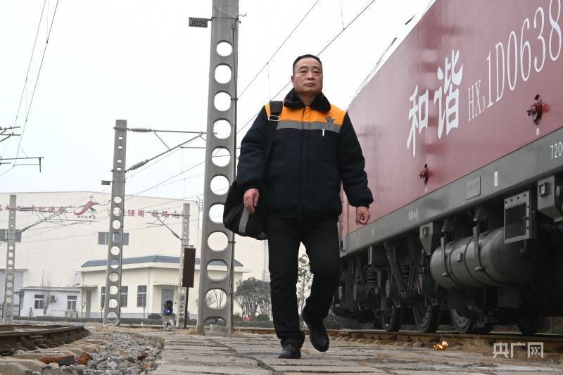 是中国铁路郑州局集团有限公司新乡机务段新乡运用车间一名火车司机