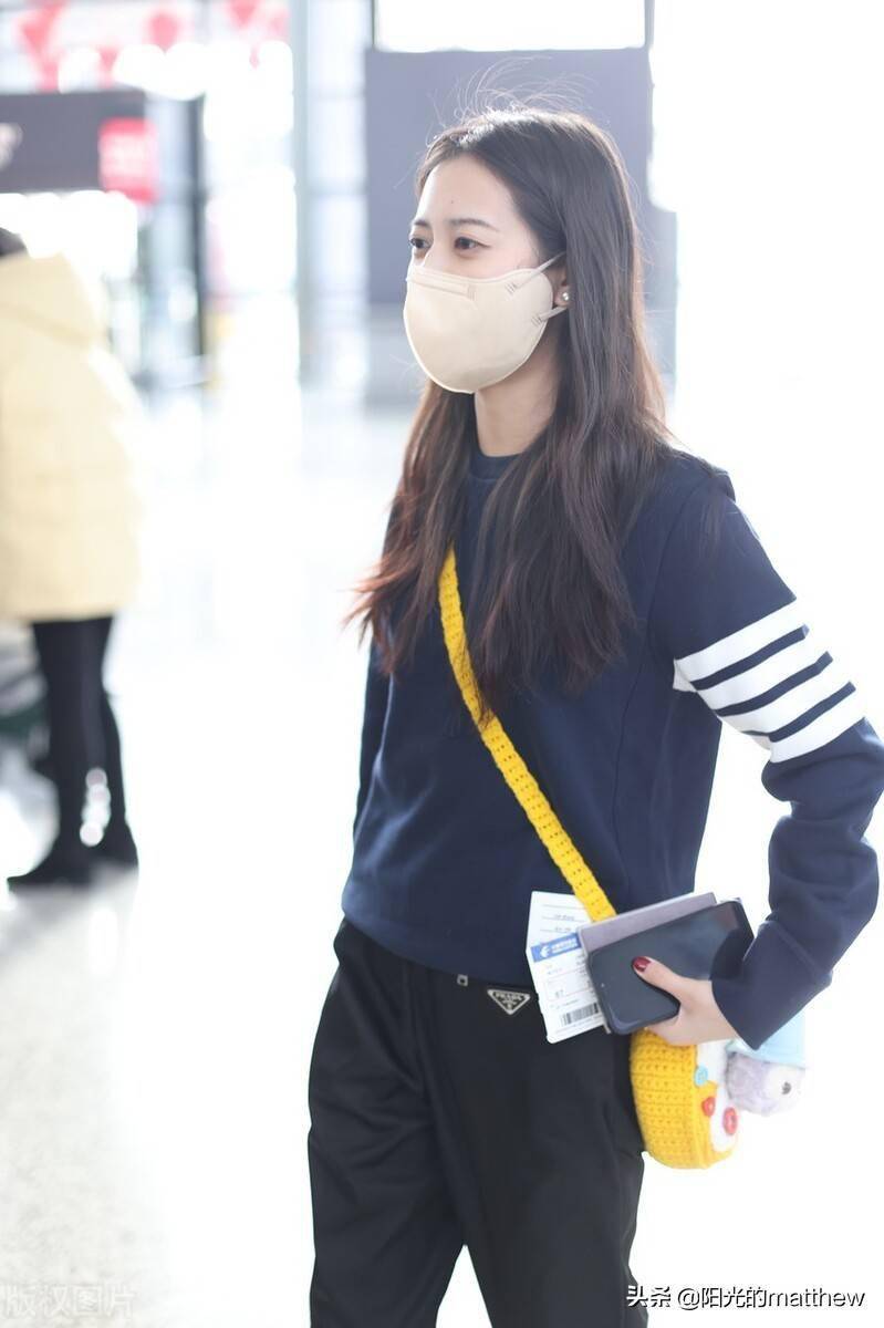 陈钰琪上海虹桥机场出发斜挎编织或妃兔包包少女心爆棚