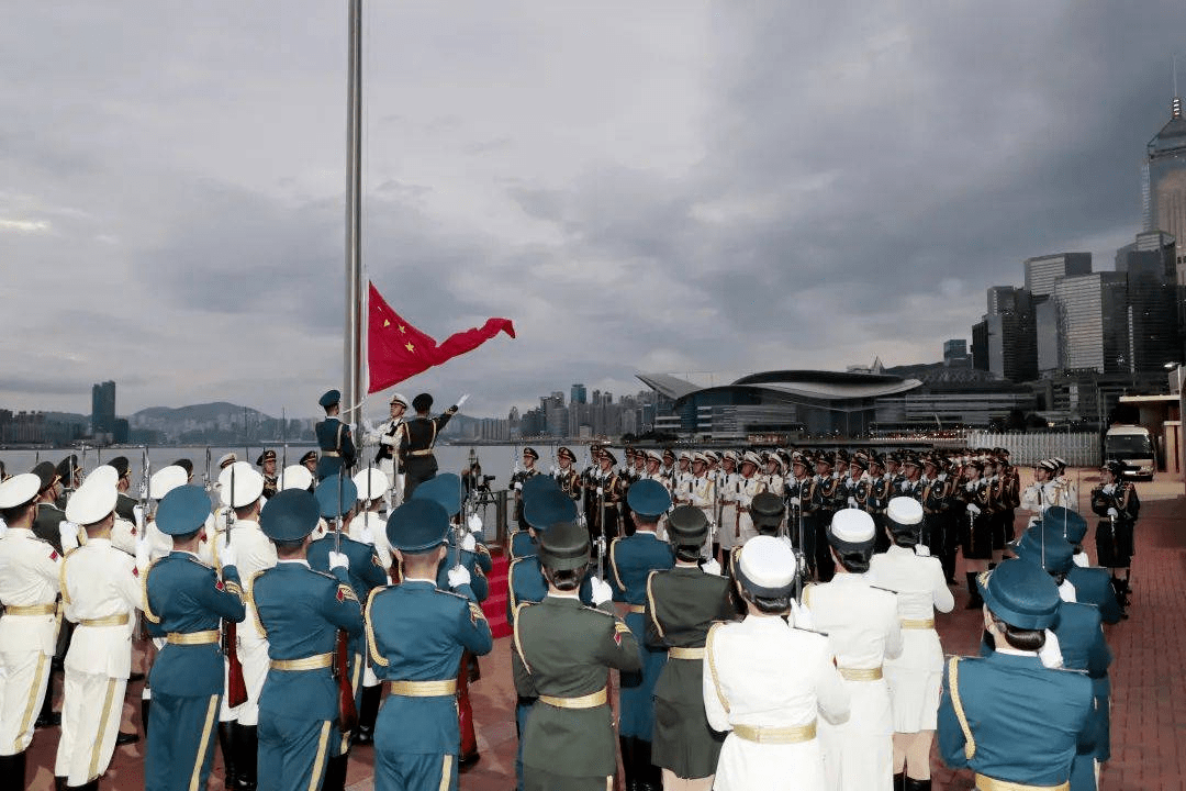 军人向国旗敬礼 壁纸图片