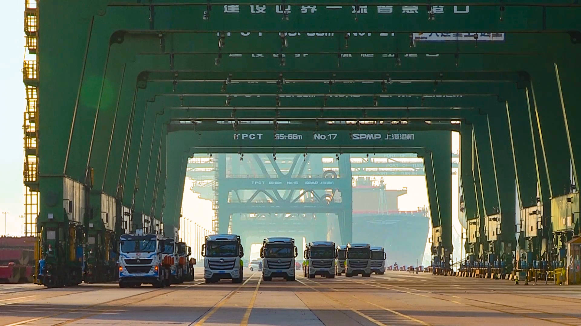 全球港口最大规模清洁能源水平运输车队在天津港投入生产运营