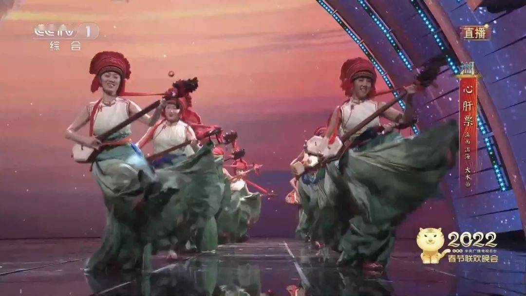 白族大本曲传承人张银耀和13名金花姑娘表演了大理剑川白族调和龙头