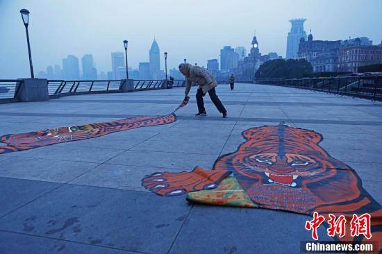 游客|民众在上海外滩迎2022年春节