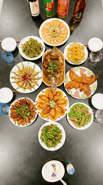 全家一起包的饺子,然后大人炒菜,小朋友做点水果拼盘