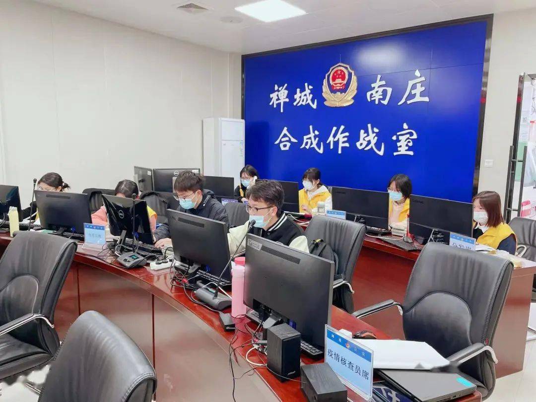 镇经济发展办主任蔡志洪带领镇经发办相关工作人员到镇内沃达百货