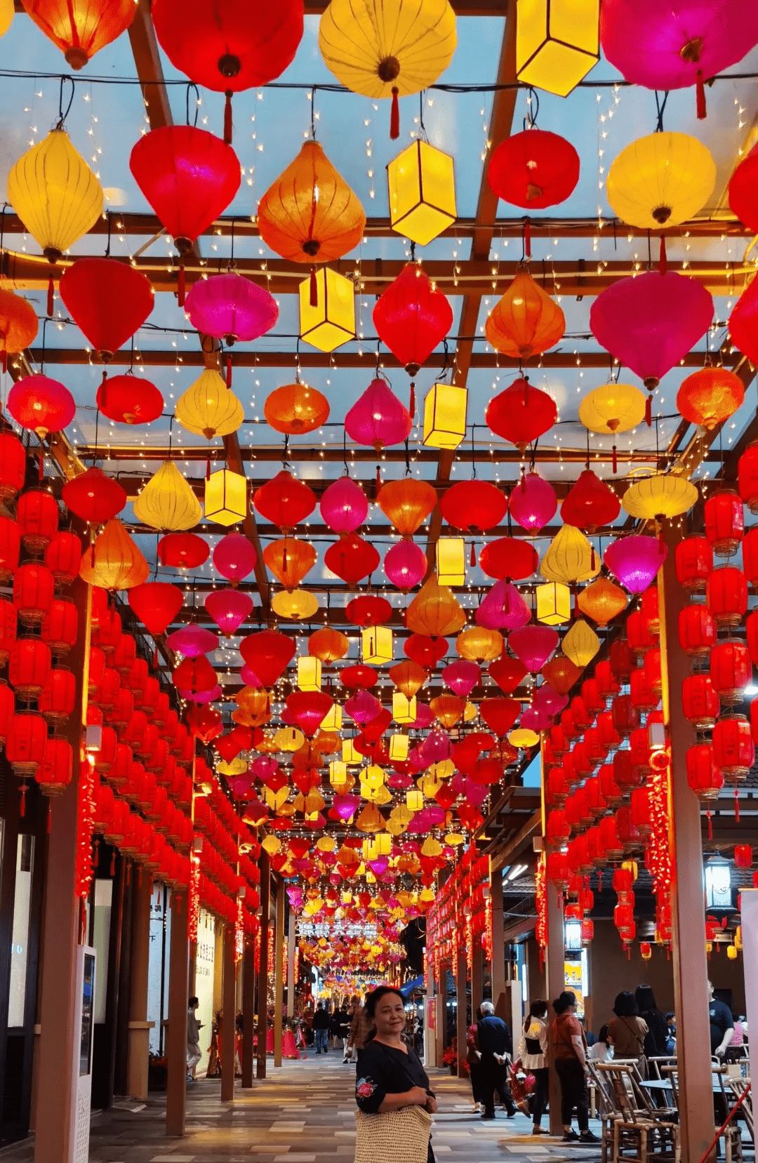 这个春节三亚红树林美食街的灯笼长廊美翻了