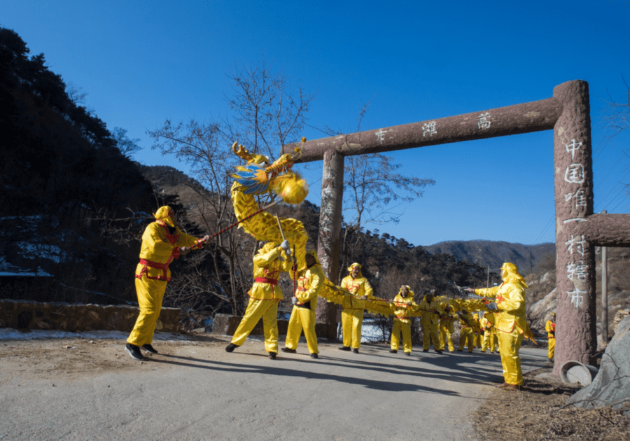 壹图集丨冬日泰山小山村，来了锣鼓舞龙队！业余小队送欢乐很专业