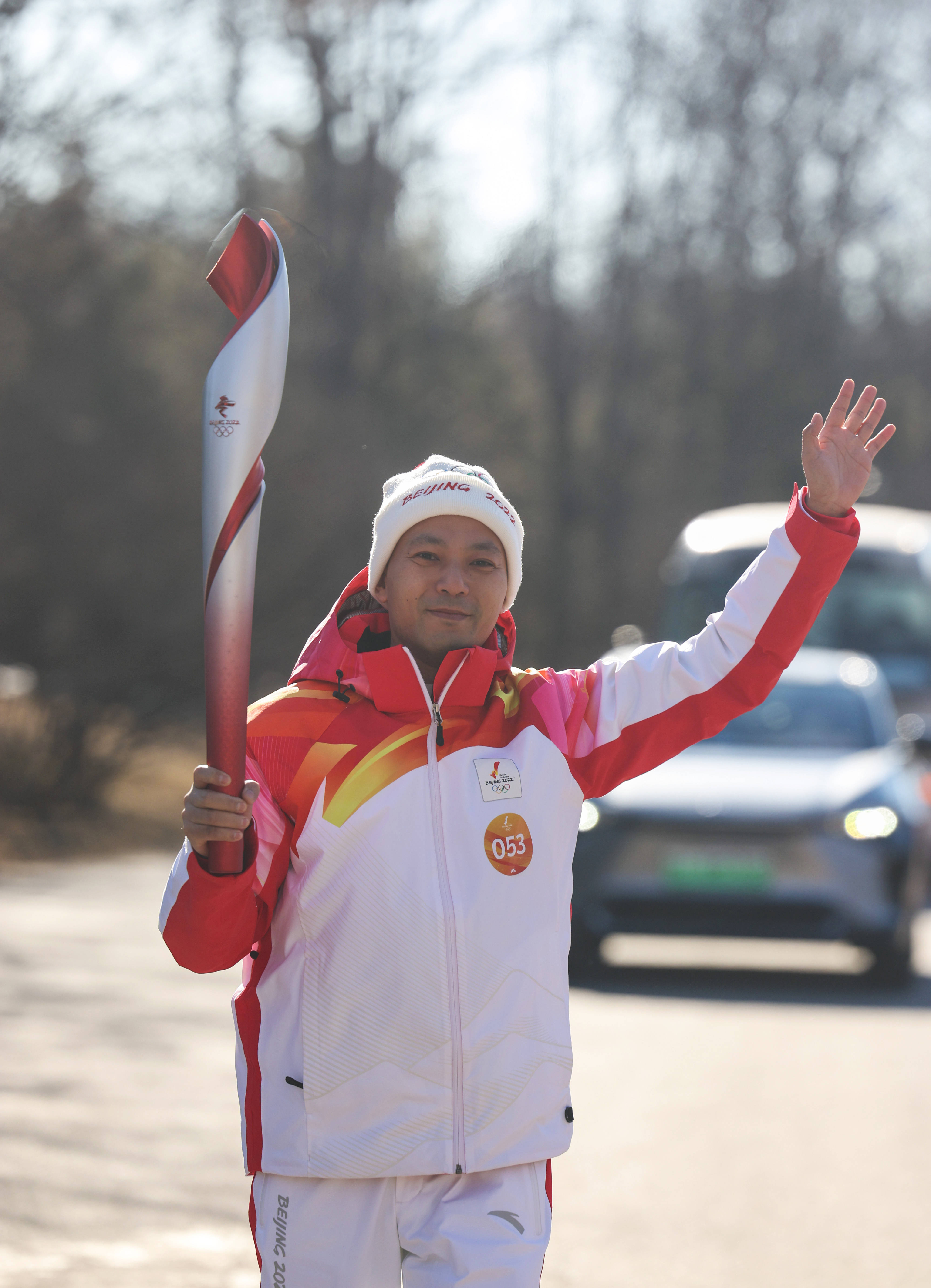 2月2日,火炬手张旭阳(左)与崔景山进行火炬传递.